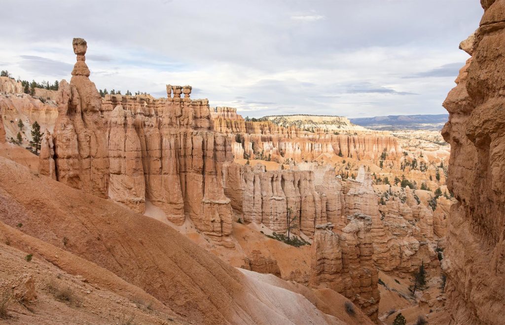 This area is called the amphitheater, the most popular part of the park. The formation in the upper left is called "Thor's Hammer."