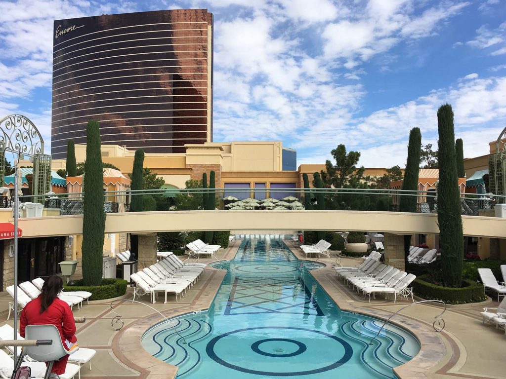 The Wynn pool is gorgeous...and empty!